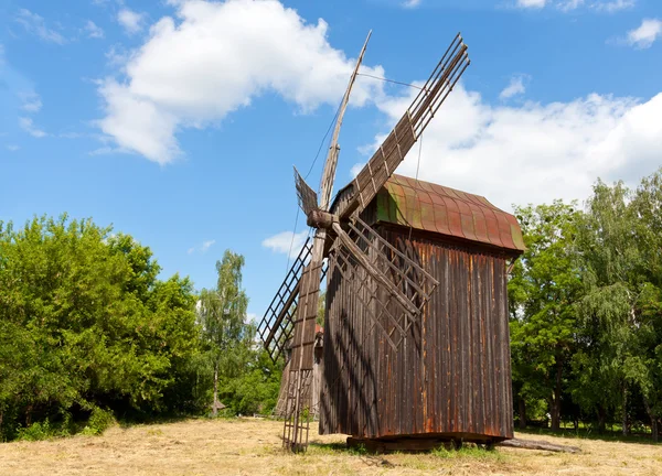 Antiguo molino de viento en prado rural — Foto de Stock