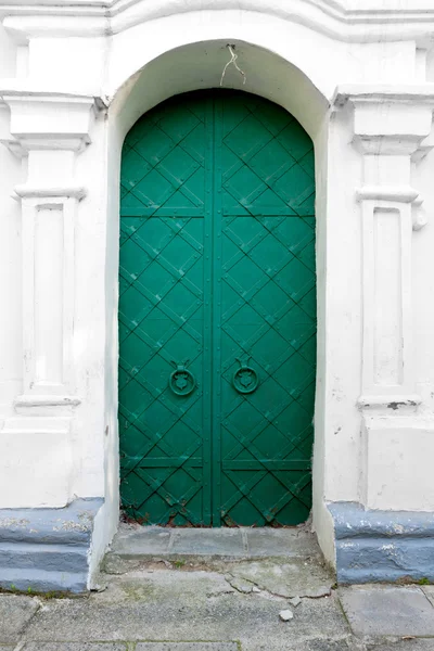 Eski yeşil kapı — Stok fotoğraf