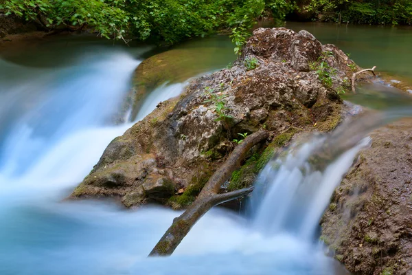 Bonita cascada de arroyo de montaña —  Fotos de Stock