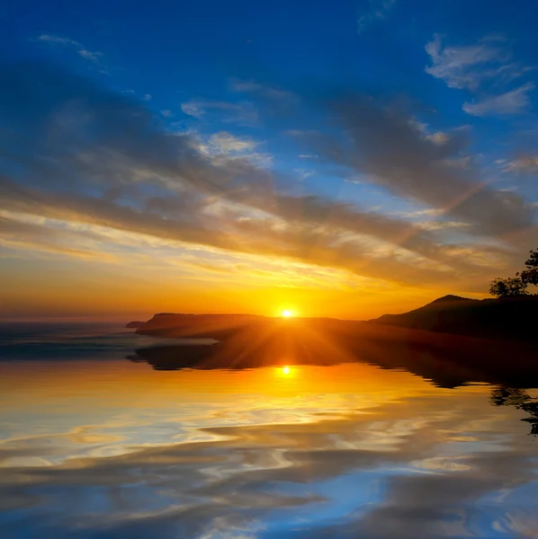 Su üzerinde güzel günbatımı — Stok fotoğraf