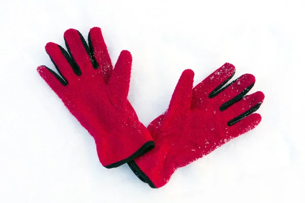 Kar kırmızı eldiven — Stok fotoğraf