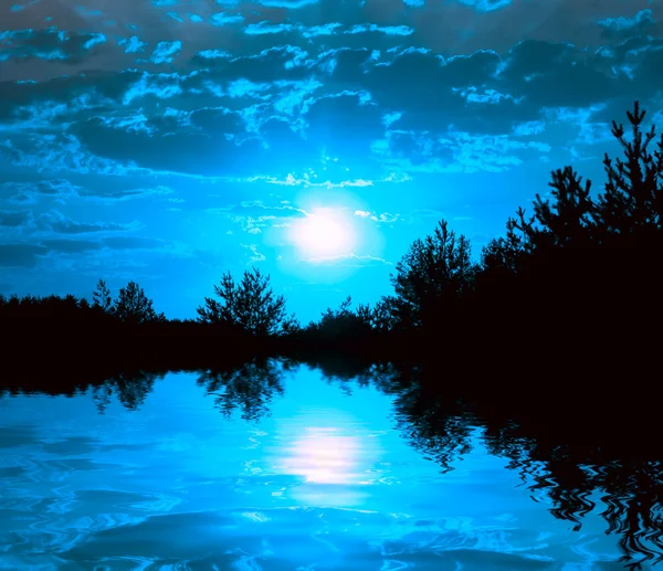 Ночная сцена на озере — стоковое фото
