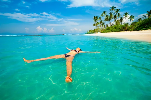 Jonge vrouw ontspannen als een zee-ster — Stockfoto