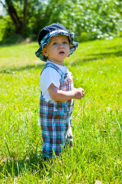 Toddler in a park — Stock Photo, Image