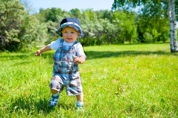 Bir parkta yürümeye başlayan çocuk — Stok fotoğraf