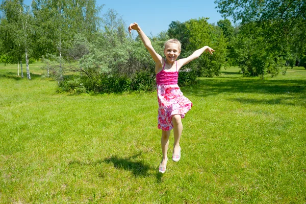 Маленькая счастливая девочка веселится — стоковое фото