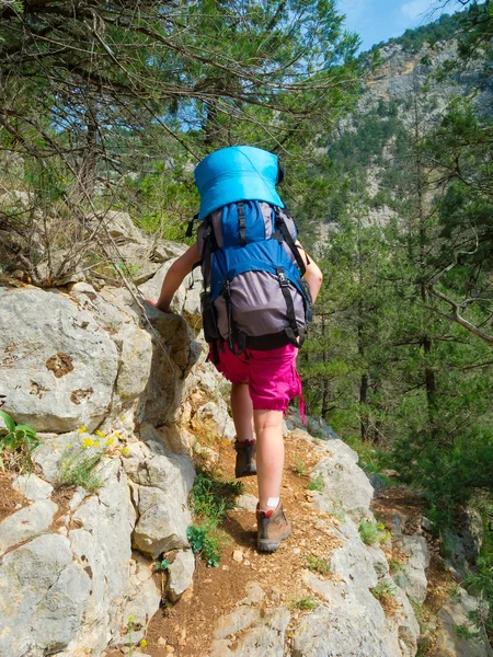 Escursionista che cammina su un sentiero roccioso — Foto Stock