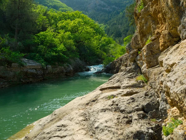 Гірська річка, що протікає в Криму — стокове фото