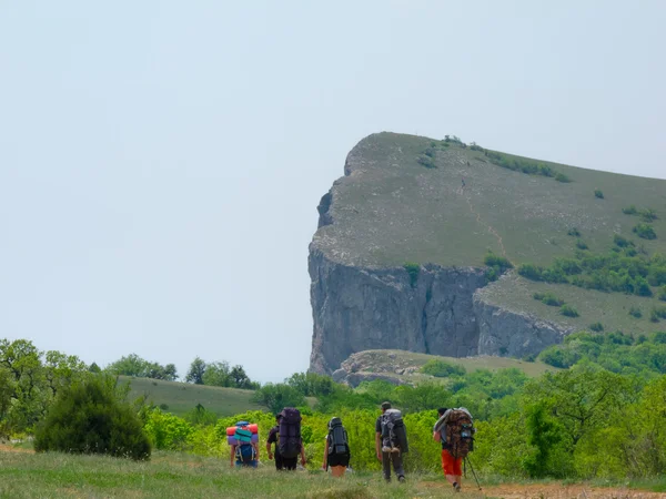 Senderistas grupo caminando en Crimea — Foto de Stock