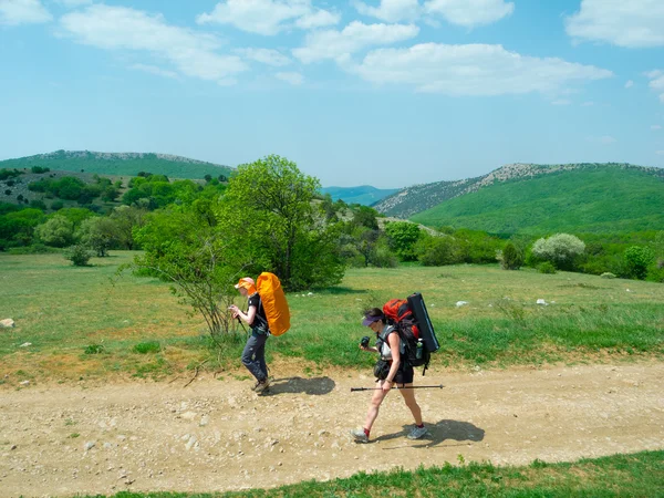 Escursionisti gruppo a piedi — Foto Stock