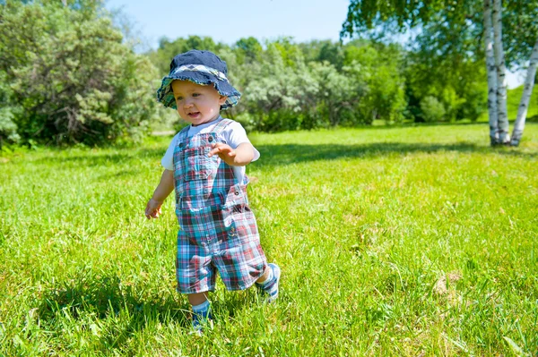 Bir parkta yürümeye başlayan çocuk — Stok fotoğraf