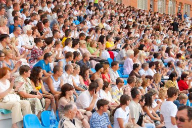 bir futbol maçında tribünlerde seyirci