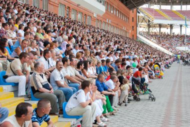 bir futbol maçında tribünlerde seyirci