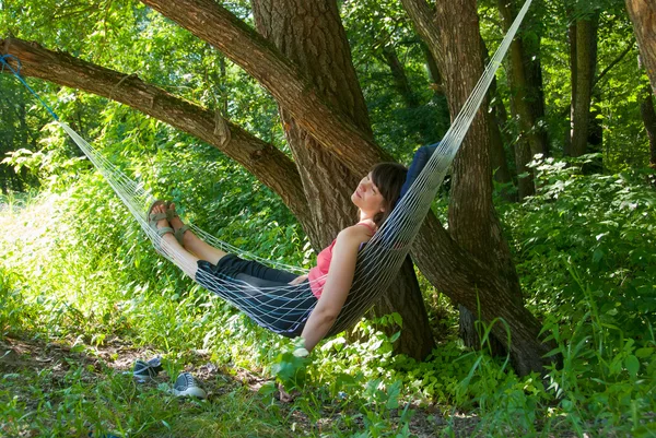 Woman relaxing in the hammock — Stock Photo, Image