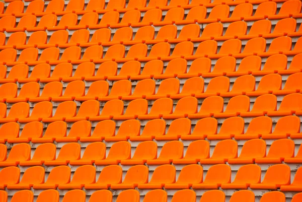 Asientos de estadio vacíos naranja — Foto de Stock