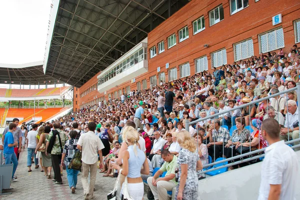 O público nas arquibancadas de um jogo de futebol — Fotografia de Stock