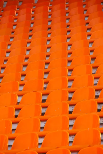 Cadeiras de estádio laranja vazias — Fotografia de Stock