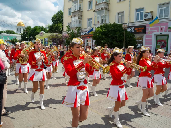 Uitvoeren van vrouwelijke brass band — Stockfoto
