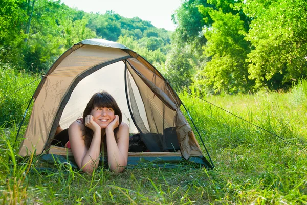 Jovem mulher descansando em uma tenda — Fotografia de Stock