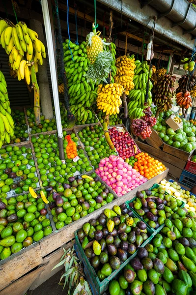 许多热带水果的户外市场 — 图库照片