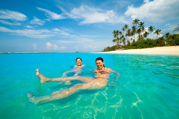 Twee vrouwen plezier in de Oceaan — Stockfoto