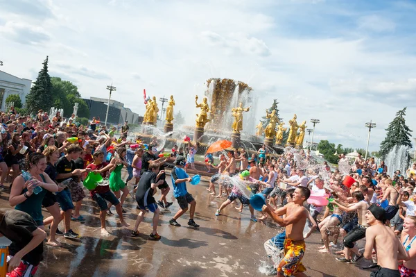 Batalla de agua flash mob —  Fotos de Stock