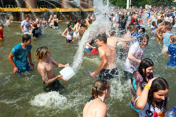 Batalla de agua flash mob — Foto de Stock