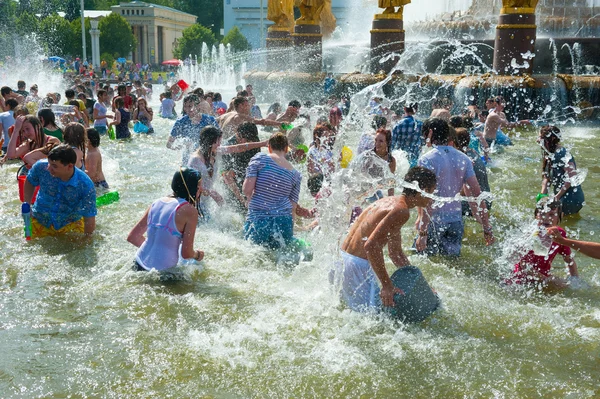 Batalla de agua flash mob — Foto de Stock