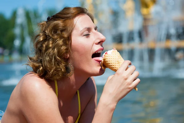 Menina agradável gosta do sorvete — Fotografia de Stock