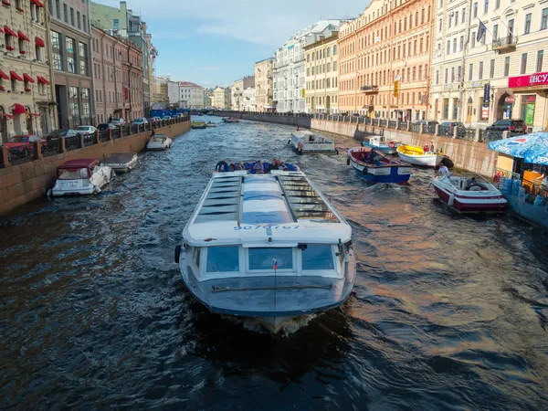 小船在圣彼得斯堡河槽的视图 — 图库照片