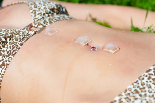 女の子の体に角氷を置くし、メルト — ストック写真
