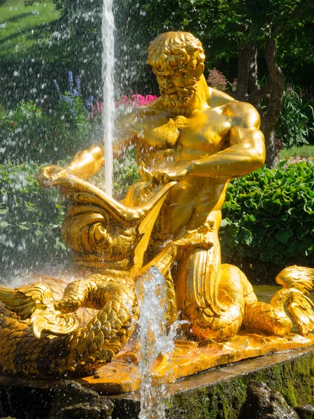 Triton-fontänen på lägre park — Stockfoto