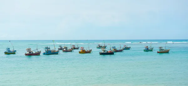 Wiele łodzi rybackich w weligama bay — Zdjęcie stockowe