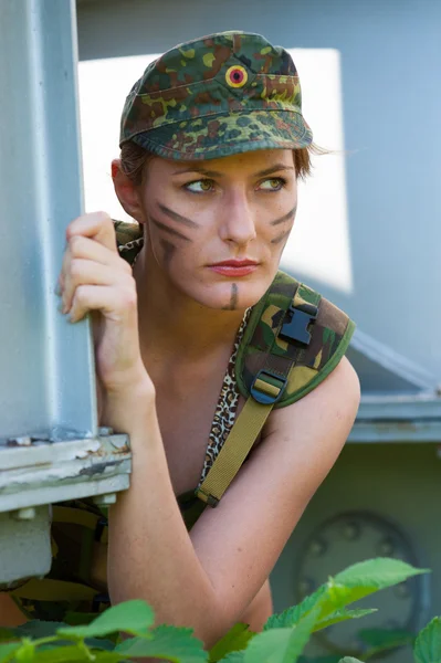 군사 위장에 젊은 여자의 초상화 — 스톡 사진