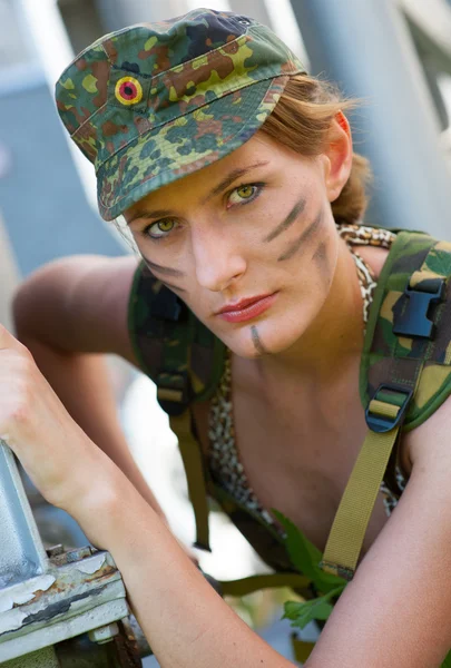 Портрет молодої жінки в військовому камуфляжі — стокове фото