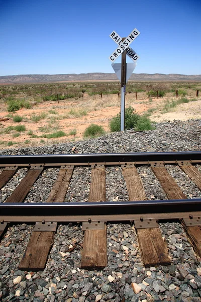 Rastreamentos ferroviários e sinal de travessia — Fotografia de Stock