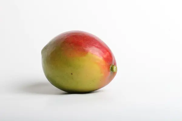 Изолированные манго — стоковое фото