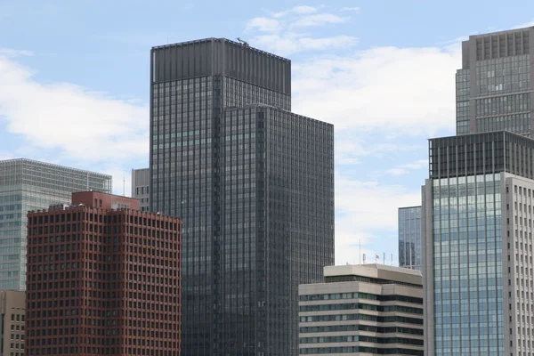 Tóquio edifício moderno sob céu nublado — Fotografia de Stock