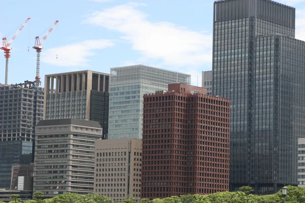 बादल आकाश के नीचे टोक्यो आधुनिक इमारत — स्टॉक फ़ोटो, इमेज