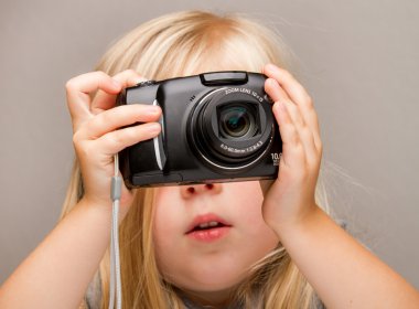 fotoğraf çekimi kamera tutan genç çocuk