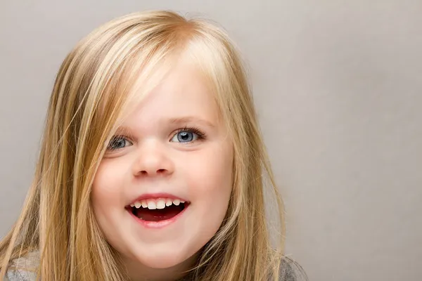 Young girl with a huge smile on her face. — Stock Photo, Image