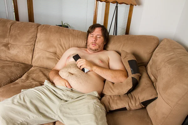 ソファの上で眠っている脂肪質の人 — ストック写真