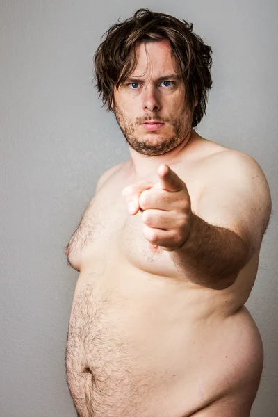 しっかりと指している脂肪の裸の男 — ストック写真
