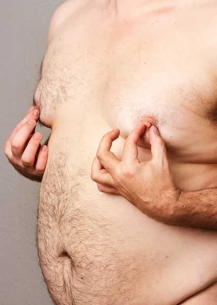 Hombre gordo en sus pezones — Foto de Stock