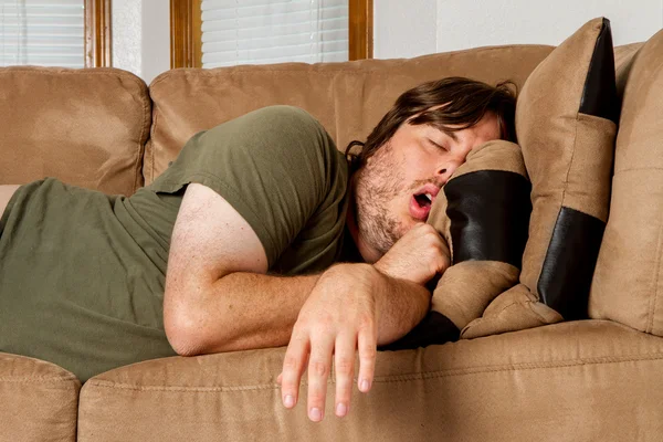 Uomo che fa un pisolino veloce sul divano — Foto Stock