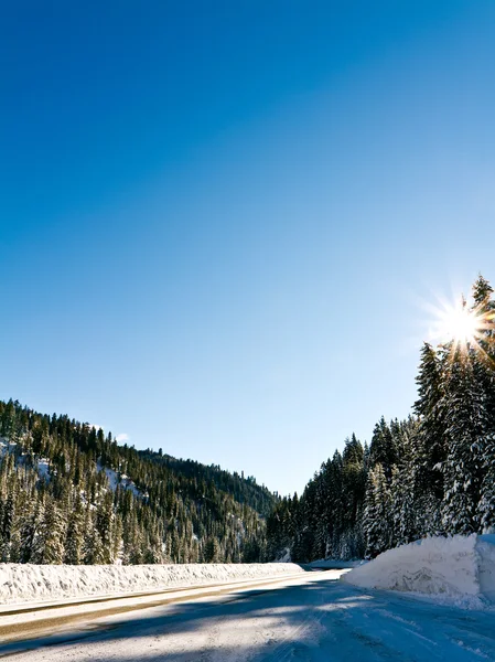 Passagem coberta de neve nas montanhas — Fotografia de Stock
