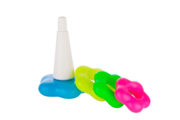 Kleurrijke plastic speelgoed piramide — Stockfoto