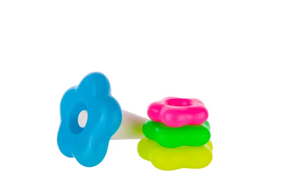 Kleurrijke plastic speelgoed piramide — Stockfoto