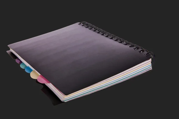 Cuaderno de escuela en espiral en blanco con separadores de pestañas —  Fotos de Stock