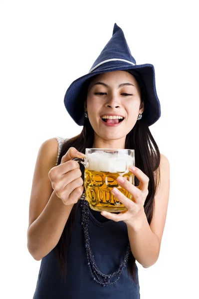 Mulher bonita com um enorme projecto de cerveja — Fotografia de Stock